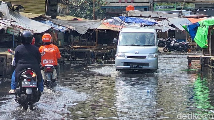 Tak Sampai Sejam Diguyur Hujan, Jalan Sudirman Bandung Tergenang Hujan dengan intensitas sedang mengguyur Kota Bandung. Drainase yang tak berfungsi membuat Jalan Sudirman Bandung tergenang meski hujan tak sampai satu jam.