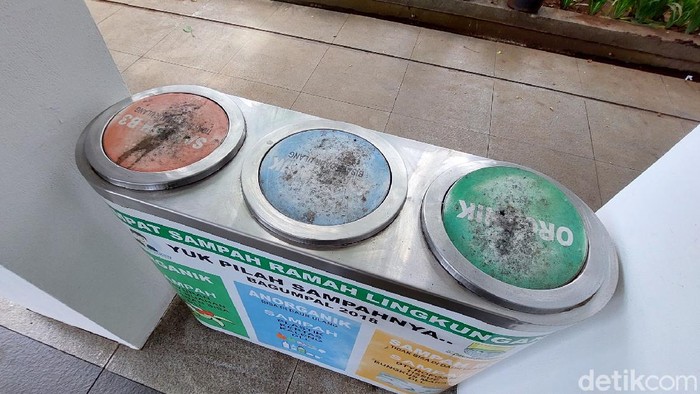 Tempat sampah di Balai Kota Bandung.