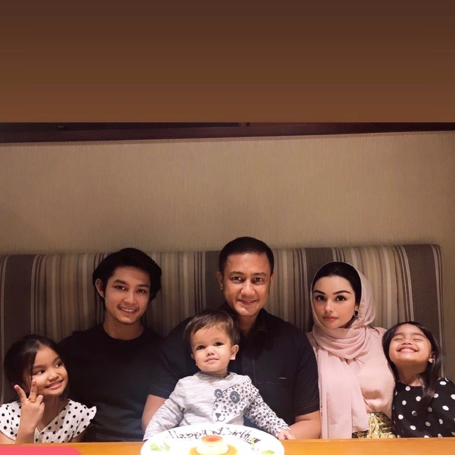 Lewat postingan Instagram Story, Nurah juga memperlihatkan gaun yang seharusnya dipakai Tamara dan ibu Cleantha Islan. Istri Teuku Passya itu membuat gaun sendiri dengan bahan berbeda. Foto: Instagram @nourahsheivirah
