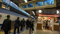 Tokyo Station disebut stasiun tersibuk di Jepang, karena sekitar 3.000 kereta datang dan pergi dari sini. Tokyo Station melayani subway, kereta biasa, Shinkansen dan juga bus. (Foto: Tokyo Station di Jepang (Pool))