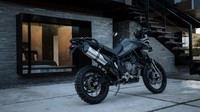 Secara tampilan, Tiger 900 edisi James Bond ini punya warna khusus yakni dengan mengusung cat hitam Matt Sapphire di seluruh bodi.  Foto: Dok. Triumph Motorcycles