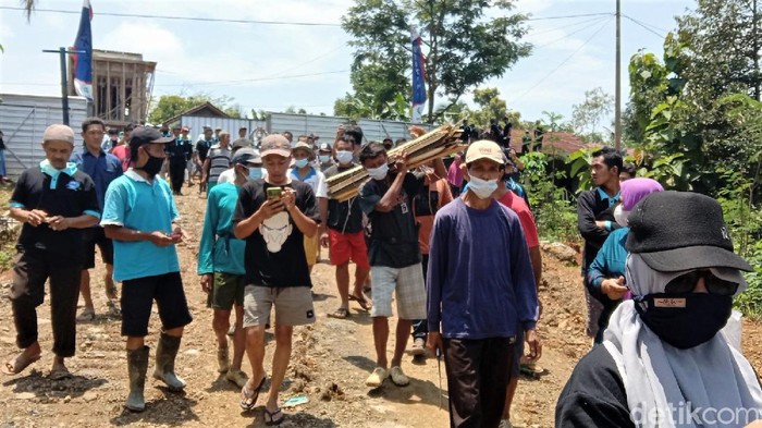 Warga terdampak Bendungan Bener menuntut uang ganti rugi segera dibayarkan. Lahan mereka yang masih bermasalah pun dipatok agar tak disentuh pengerjaan proyek.