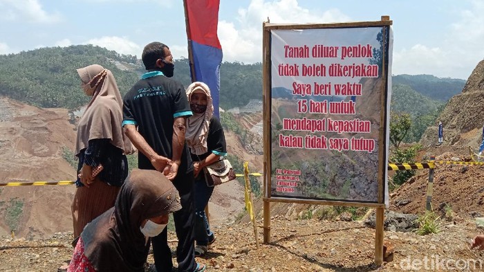 Warga terdampak Bendungan Bener menuntut uang ganti rugi segera dibayarkan. Lahan mereka yang masih bermasalah pun dipatok agar tak disentuh pengerjaan proyek.