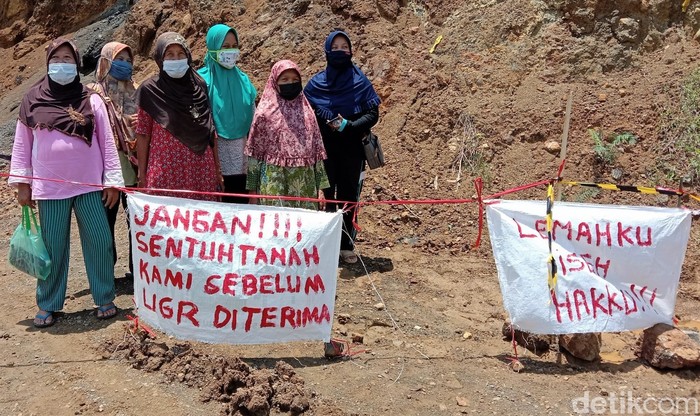Warga terdampak Bendungan Bener menuntut uang ganti rugi segera dibayarkan. Lahan mereka yang masih bermasalah pun dipatok agar tak disentuh pengerjaan proyek.