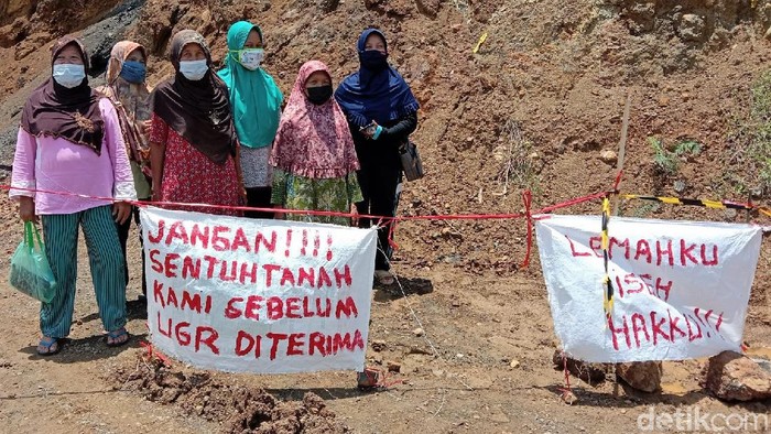 Warga terdampak Bendungan Bener menuntut uang ganti rugi segera dibayarkan. Lahan mereka yang masih bermasalah pun dipatok agar tak disentuh pengerjaan proyek.