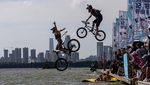 Unik Banget, Warga Wuhan Lompat ke Danau Naik Sepeda-Skuter