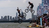 Menariknya, di festival tersebut warga dibolehkan melompat ke danau menggunakan sepeda hingga skuter.