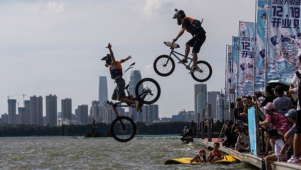 Menariknya, di festival tersebut warga dibolehkan melompat ke danau menggunakan sepeda hingga skuter. Menariknya, di festival tersebut warga dibolehkan melompat ke danau menggunakan sepeda hingga skuter.