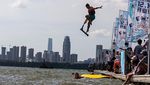 Unik Banget, Warga Wuhan Lompat ke Danau Naik Sepeda-Skuter
