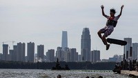 Ada pula yang melompat ke danau menggunakan papan skate. 