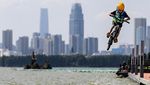 Unik Banget, Warga Wuhan Lompat ke Danau Naik Sepeda-Skuter