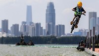 Tak hanya diminati orang dewasa, tak sedikit anak-anak yang antusias menunjukkan kemampuannya melompati danau sembari menaiki sepeda di festival lompat air tersebut.