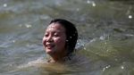 Unik Banget, Warga Wuhan Lompat ke Danau Naik Sepeda-Skuter