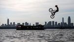 Unik Banget, Warga Wuhan Lompat ke Danau Naik Sepeda-Skuter