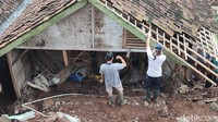 Di Dusun Sigung II ada longsor tanah. Serta, di Dusun Palasari Benteng ada rumah warga yang ambruk.