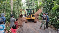 Diketahui, Pemkab Ciamis telah menerjunkan alat berat untuk membersihkan material longsor agar jalan bisa segera dilintasi kendaraan.