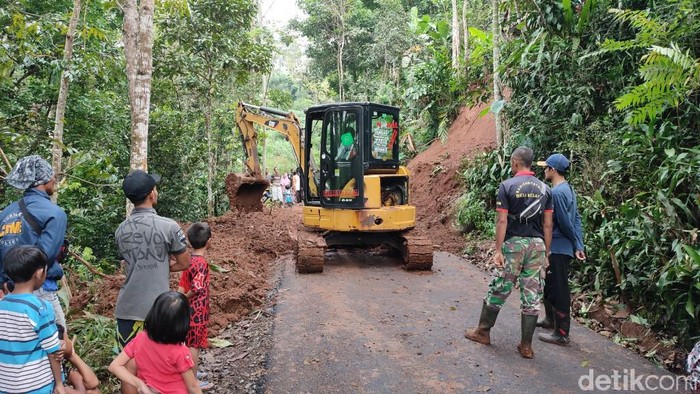 Waduh, Rumah Rusak-Jalan Tertimbun Gegara Longsor di Ciamis Longsor terjadi di sejumlah titik di Desa Nasol, Ciamis. Akibatnya, 1 rumah rusak dan jalan penghubung desa pun tertimbun longsor.