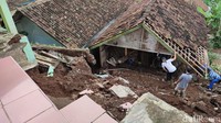 Hujan deras mengguyur wilayah Ciamis sejak Sabtu (25/9/2021) malam hingga Minggu (26/9/2021) dini hari mengakibatkan bencana longsor di sejumlah titik di Desa Nasol, Kecamatan Cikoneng, Kabupaten Ciamis, Jawa Barat.