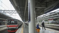 Dahulu, nama Stasiun Jatinegara adalah Meester Cornelis. Daerah Meester Cornelis awalnya merupakan tanah milik seorang pemuka agama Kristen Bernama Cornelis van Senen. Setelah meninggal dunia pada 1661, para pengikutnya mengabadikan nama Meester (majikan) Cornelis sebagai nama wilayah bekas properti tanah milik mendiang.