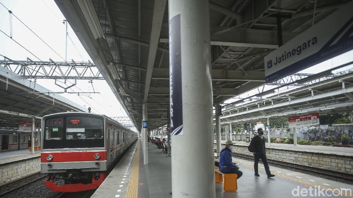 Wajah Modern Stasiun Jatinegara yang Sarat Sejarah Stasiun Jatinegara merupakan salah satu stasiun kereta yang ada di Jakarta. Di balik kemegahannya, stasiun ini punya beragam sejarah menarik untuk ditelusuri.