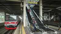 Ketika pendudukan Jepang, penamaan wilayah Meester Cornelis diganti menjadi Jatinegara. Ada beberapa pendapat terkait nama Jatinegara. Pertama, karena di daerah tersebut terdapat banyak hutan jati. Kedua, Jatinegara mengacu kepada negara sejati yang dipopulerkan oleh Pangeran Jayakarta. Perubahan nama tersebut pun berdampak terhadap perubahan nama stasiun, yakni Stasiun Jatinegara.