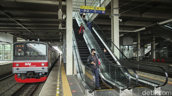 Ketika pendudukan Jepang, penamaan wilayah Meester Cornelis diganti menjadi Jatinegara. Ada beberapa pendapat terkait nama Jatinegara. Pertama, karena di daerah tersebut terdapat banyak hutan jati. Kedua, Jatinegara mengacu kepada negara sejati yang dipopulerkan oleh Pangeran Jayakarta. Perubahan nama tersebut pun berdampak terhadap perubahan nama stasiun, yakni Stasiun Jatinegara. Ketika pendudukan Jepang, penamaan wilayah Meester Cornelis diganti menjadi Jatinegara. Ada beberapa pendapat terkait nama Jatinegara. Pertama, karena di daerah tersebut terdapat banyak hutan jati. Kedua, Jatinegara mengacu kepada negara sejati yang dipopulerkan oleh Pangeran Jayakarta. Perubahan nama tersebut pun berdampak terhadap perubahan nama stasiun, yakni Stasiun Jatinegara.