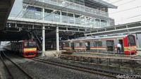 Kini bangunan Stasiun Jatinegara kian modern usai direvitalisasi. Stasiun Jatinegara dibuat dengan gaya arsitektur futuristic modern minimalis, yaitu gaya arsitektur Eropa yang menyesuaikan diri dengan kondisi lingkungan di Indonesia. Model ini menggantikan capping stasiun lama peninggalan Staatsspoorwegen. Sejumlah fasilitas pendukung untuk para penumpang kereta pun disediakan, mulai dari elevator dan lift yang ramah ibu hamil, anak-anak, dan juga kelompok difabel. Meski begitu, bangunan lawas stasiun ini masih dipertahankan.