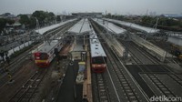 Selain penambahan luas pelayanan stasiun, fasilitas ini juga menghilangkan level crossing yang diubah menjadi overpass. Jika selama ini penumpang harus menyeberangi rel jika berpindah peron, maka dengan overpass pengguna jasa lebih mudah dan aman jika melakukan perpindahan peron. Stasiun Jatinegara kini memiliki 8 jalur dan 4 peron. Adapun jalur 1 dan 2 untuk KRL arah Manggarai, jalur 3 dan 4 untuk KAJJ arah Manggarai, jalur 5 dan 6 untuk KAJJ arah Pasar Senen, dan jalur 7 dan 8 untuk KRL arah Pasar Senen.