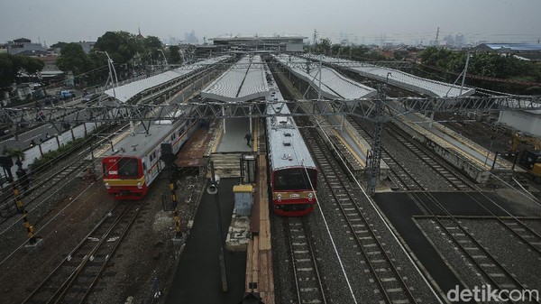 Selain penambahan luas pelayanan stasiun, fasilitas ini juga menghilangkan level crossing yang diubah menjadi overpass. Jika selama ini penumpang harus menyeberangi rel jika berpindah peron, maka dengan overpass pengguna jasa lebih mudah dan aman jika melakukan perpindahan peron. Stasiun Jatinegara kini memiliki 8 jalur dan 4 peron. Adapun jalur 1 dan 2 untuk KRL arah Manggarai, jalur 3 dan 4 untuk KAJJ arah Manggarai, jalur 5 dan 6 untuk KAJJ arah Pasar Senen, dan jalur 7 dan 8 untuk KRL arah Pasar Senen. Selain penambahan luas pelayanan stasiun, fasilitas ini juga menghilangkan level crossing yang diubah menjadi overpass. Jika selama ini penumpang harus menyeberangi rel jika berpindah peron, maka dengan overpass pengguna jasa lebih mudah dan aman jika melakukan perpindahan peron. Stasiun Jatinegara kini memiliki 8 jalur dan 4 peron. Adapun jalur 1 dan 2 untuk KRL arah Manggarai, jalur 3 dan 4 untuk KAJJ arah Manggarai, jalur 5 dan 6 untuk KAJJ arah Pasar Senen, dan jalur 7 dan 8 untuk KRL arah Pasar Senen.