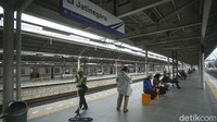 Sementara itu, bekas bangunan stasiun Jatinegara yang dulu, sekarang digunakan sebagai UPT Resor 1.9 Listrik Aliran Atas Jatinegara. Tidak ada perubahan dalam bentuk bangunan, cuma bagian dalam lebih dimanfaatkan dan dibersihkan demi kenyamanan dan keamanan resor listrik. Dan tidak bisa dimasuki oleh umum.