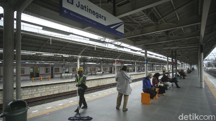 Stasiun Jatinegara merupakan salah satu stasiun kereta yang ada di Jakarta. Di balik kemegahannya, stasiun ini punya beragam sejarah menarik untuk ditelusuri.
