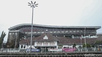 Diketahui, bangunan Stasiun Jatinegara sekarang adalah bangunan kedua yang dibangun. Dulunya, Stasiun Jatinegara berada 600 meter dari lokasi yang sekarang.