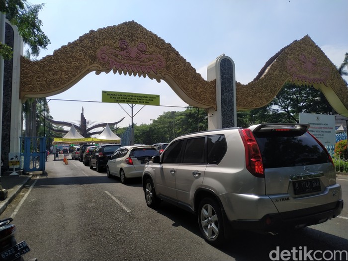 Warga antre masuk TMII ( Athika Rahma/detikcom)