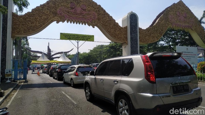 Warga antre masuk TMII ( Athika Rahma/detikcom)