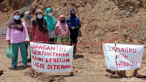 Warga terdampak pembangunan Bendung Bener, Purworejo, menggelar aksi tuntut uang ganti rugi segera dibayarkan, Minggu (26/9/2021).