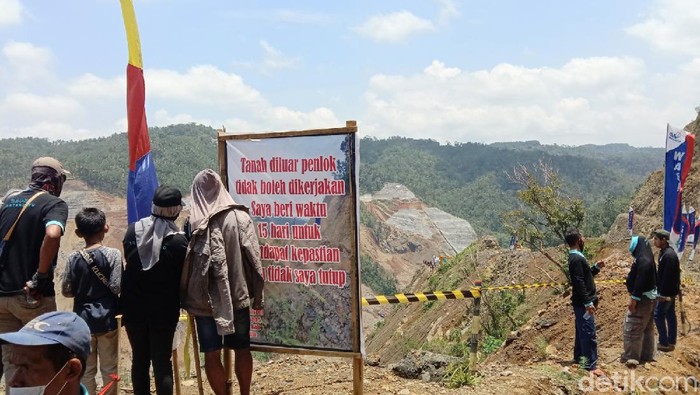 Warga terdampak pembangunan Bendung Bener, Purworejo, menggelar aksi tuntut uang ganti rugi segera dibayarkan, Minggu (26/9/2021).