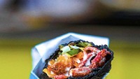 Container Kebab Tebet bisa jadi pilihan yang pas kalau mau makan kebab dengan tortilla wrap dari black charcoal. Lengkap dengan isian daging kebab, bawang bombay hingga telur yang juicy banget. Foto: Instagram Site Shop