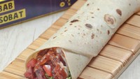  Kebab John tampil menggugah selera dengan potongan daging sapi kebab yang tebal, lengkap dengan selada hingga tambahan sayuran lainnnya. Di sini kisaran harganya dari Rp 15.000 saja.  Foto: Instagram Site Shop