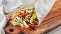 Mengusung konsep kekinian di Fat Baba, ada menu kebab super yang enak nih. Tersedia juga menu kebab hemat seharga Rp 15.000 lho. Foto: Instagram Site Shop