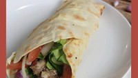 Autentik menyajikan kebab khas Timur Tengah dengan harga terjangkau. Di AliMandi, tersedia beef shawarma hingga chickan shawarma yang mirip kebab dengan harga kisaran Rp 17.000. Foto: Instagram Site Shop