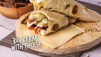 Buat penggemar kebab dengan campuran beef dan keju, cocok makan Kebab Atung yang cabangnya ada di Tebet hingga Bekasi. Kisaran harganya dari Rp 15.000 saja.Foto: Instagram Shop