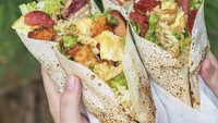 Kungfu Kebab jadi jajanan anak kuliahan, yang cabangnya ada di Meruya sampai BSD. Dengan kisaran harga Rp 17.000 saja, bisa cicip menu kebab yang nendang enak dan kenyangnya. Foto: Instagram Shop