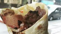 Sederhana tapi tetap enak, menu kebab daging sapi dengan saus mayo, bawang daun hingga sambal pedas buatan De Kebab Jakarta ini harganya cuma Rp 15.000 saja.  Foto: Instagram Shop