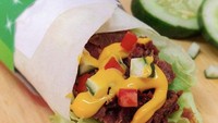 Tampil menawan dengan lelehan saus keju yang hits. Menu Kebab Cheezy Universe dari Corner Kebab ini wajib dipesan via ojek online yang praktis banget. Foto: Instagram Shop