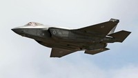 Sebelumnya, para pejabat militer AS mengatakan bahwa seorang pilot Korps Marinir melontarkan diri dari jet tempur F-35B Lightning II di atas wilayah North Charleston pada Minggu (17/9) sore waktu setempat setelah adanya masalah yang tidak diketahui.