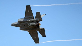 Informasi penerbangan dan pertempuran F-35 ditampilkan pada pelindung helm pilot dalam sistem tampilan yang dipasang di helm (HMDS). Foto: Scott Barbour/Getty Images