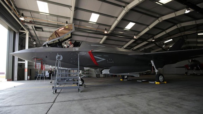 3 Jet Siluman F-35 Tambah Kekuatan Udara Israel Angkatan Udara Israel baru saja menerima tiga unit jet tempur siluman F-35 yang baru dari Amerika Serikat (AS). Begini penampakan jet tempur siluman tersebut.