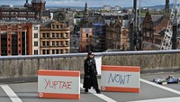Dibuka pada 24 September 2021 di Glasgow, Skotlandia, pameran seni ini disebut sebagai Graduate Drive Thru. Foto: Getty Images/Jeff J Mitchell
