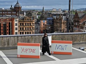 Ada-ada Saja! Seniman Glasgow Mejeng Karya di Tempat Parkir