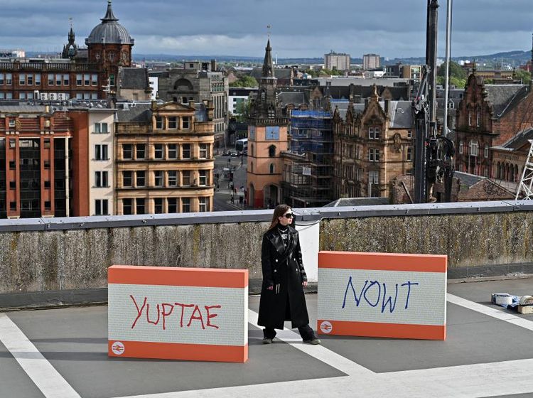 Ada-ada Saja! Seniman Glasgow Mejeng Karya di Tempat Parkir